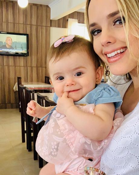 Thaeme Mariôto compartilha clique fofíssimo ao declarar amor eterno à sua filha, Liz 