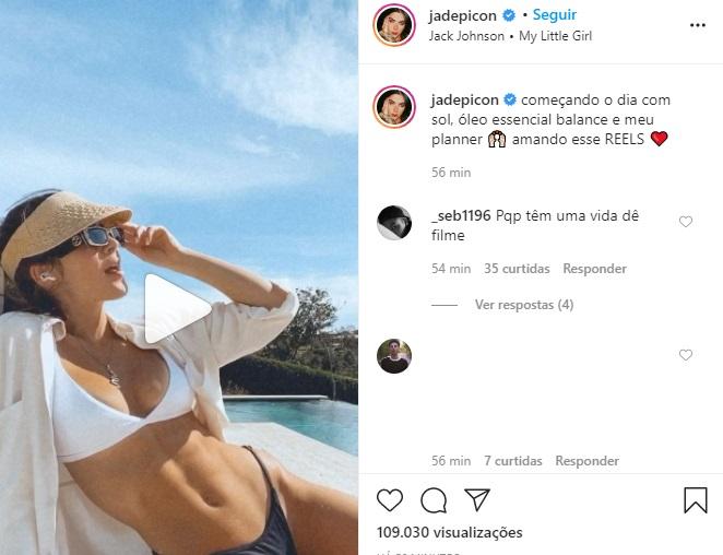 Jade Picon curte dia ensolarado na piscina