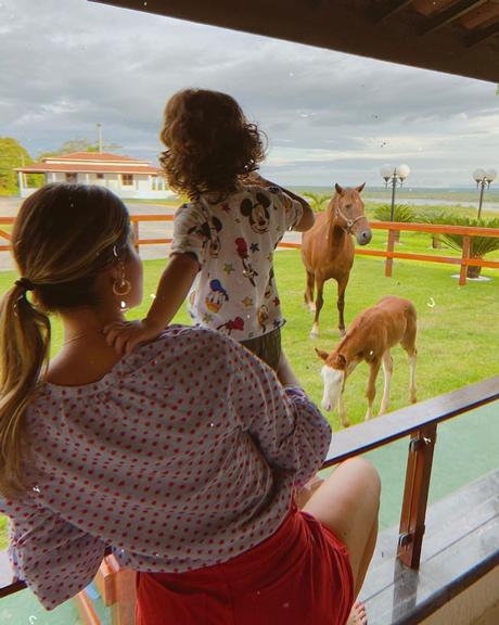 Thyane Dantas aproveita tarde divertida com o filho Dom