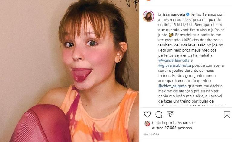 Na web, Larissa Manoela revela lesão no joelho