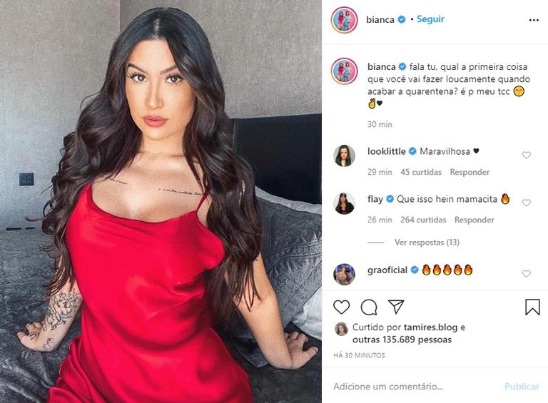 Bianca Andrade surge deslumbrante em vestido vermelho