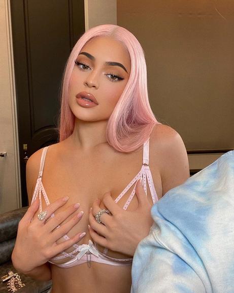 Kylie Jenner combina cor do cabelo com a do sutiã