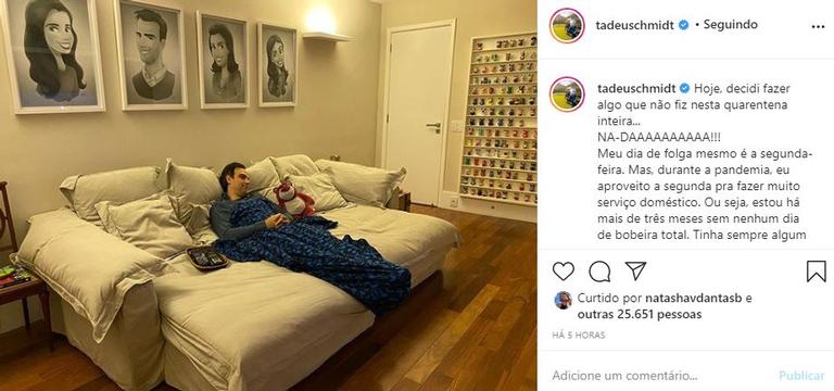 Tadeu Schmidt posa no sofá e fala sobre o dia de folga