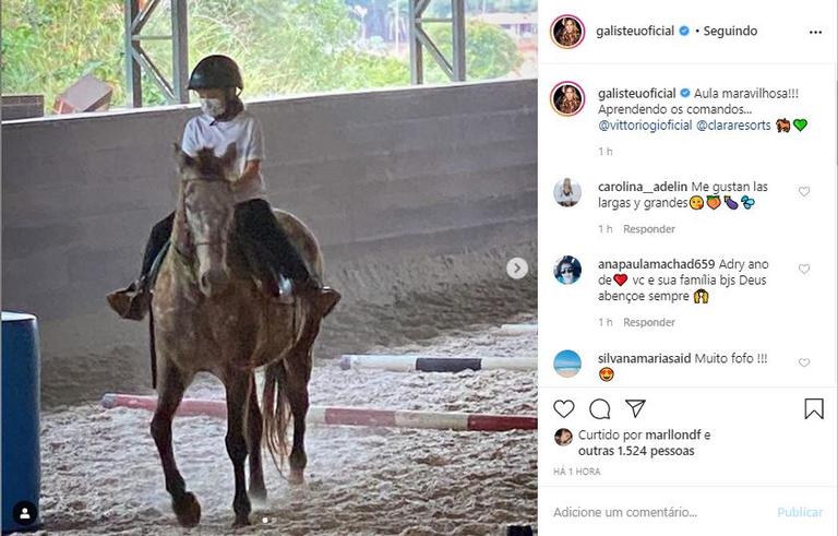 Adriane Galisteu se derrete ao ver o filho andando a cavalo