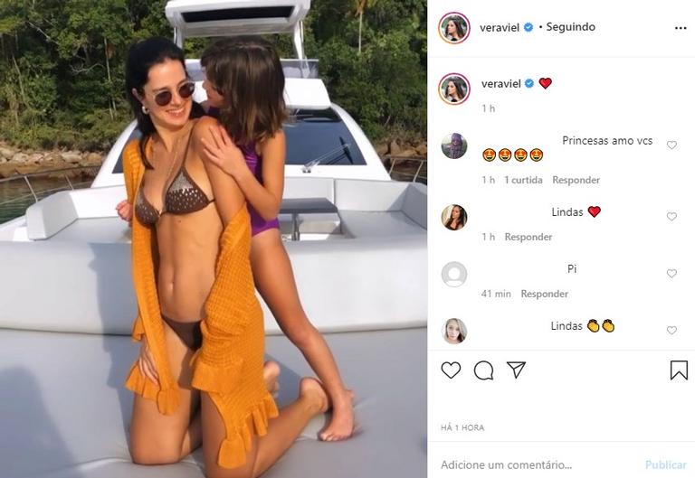 Vera Viel em passeio de barco com a filha Helena