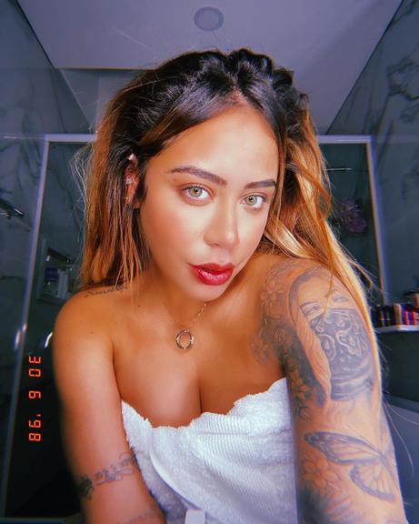 Rafaella Santos sensualiza na web