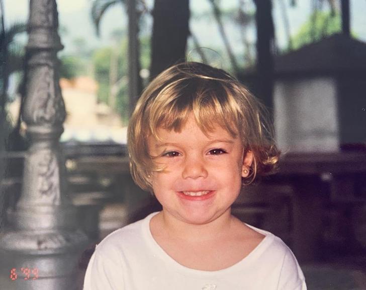 Alice Wegmann esbanja sorriso tímido em lindo clique de sua infância