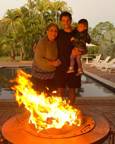 Duda Nagle aproveita momento de aconchego ao lado da mãe, Leda Nagle e da filha, Zoe