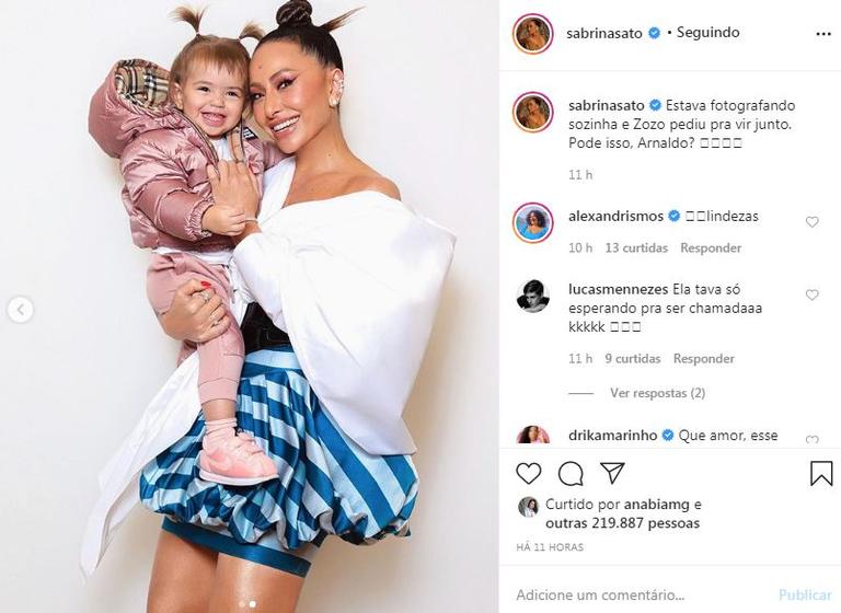 Sabrina Sato encanta ao posar com Zoe em cliques