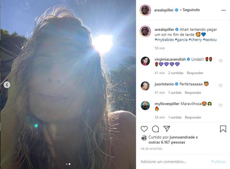 Leticia Spiller tem foto invadida por cachorro e encanta