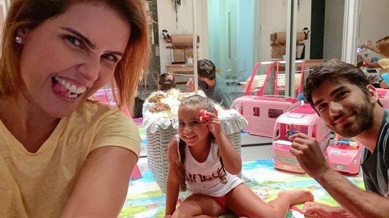 Deborah Secco e o marido Hugo Moura surgem brincando com a filha, Maria Flor 