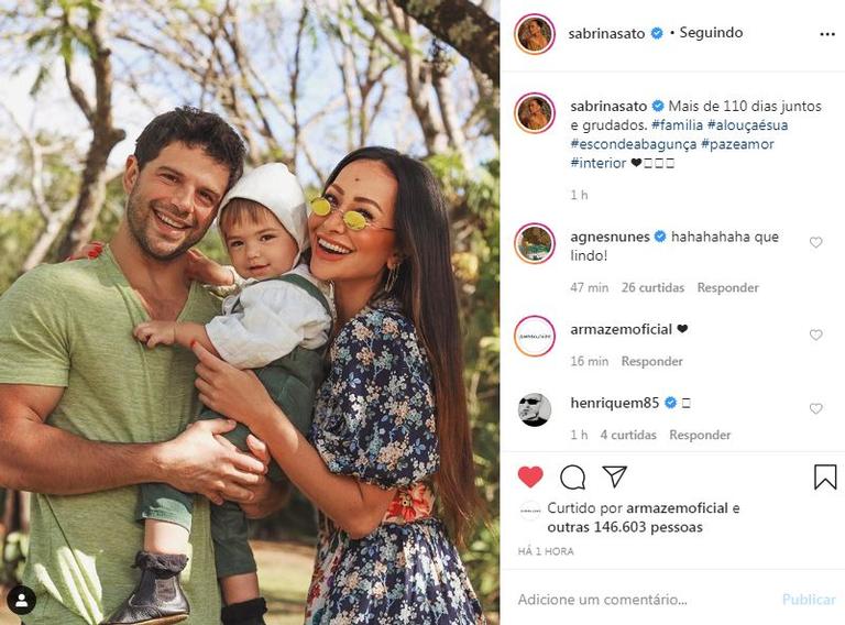 Sabrina Sato encanta ao posar com a família