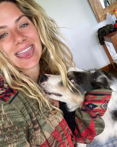 Giovanna Ewbank curte o domingo ao lado de um de seus cachorrinhos de estimação