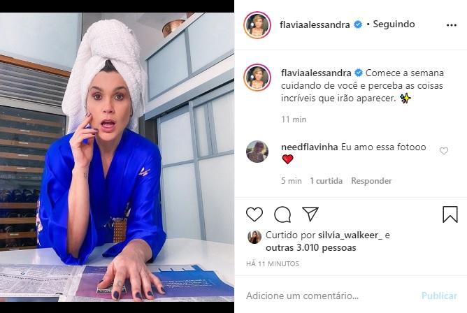 Flávia Alessandra surge de toalha na cabeça e dá dica na web