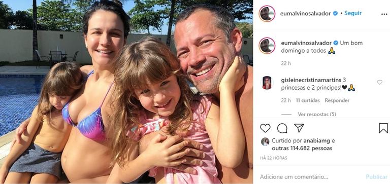 Ator posou em família