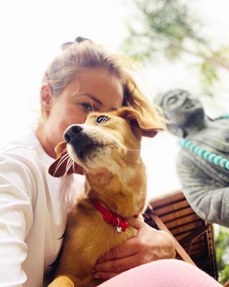 Paolla Oliveira posa com cachorro e beleza rouba a cena