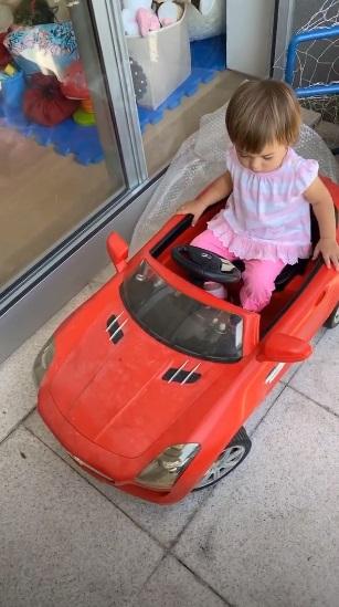 Zoe surge andando com carrinho de luxo de R$1,7 mil