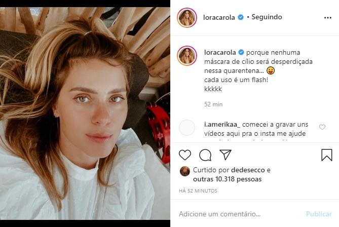 Carolina Dieckmann brinca ao passar maquiagem na quarentena