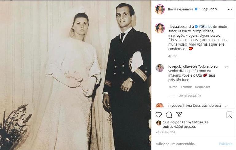 Flavia Alessandra parabeniza os pais pelos 53 anos de união