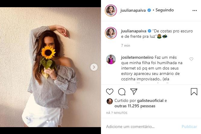 Juliana Paiva encanta as redes sociais em fotos com girassol