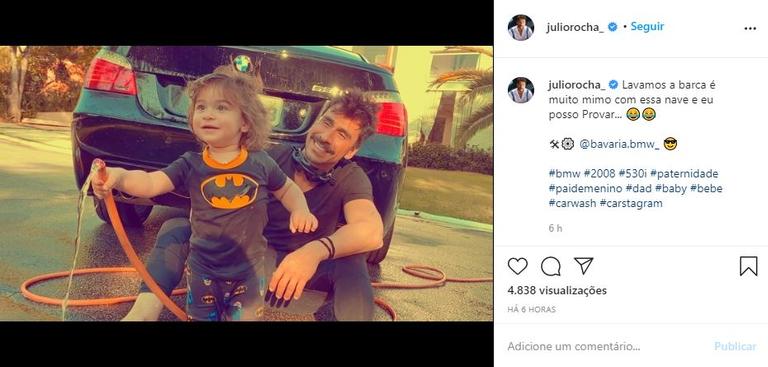 Julio Rocha se diverte ao lavar o carro com a ajuda do filho