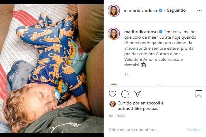 Mari Bridi publica fotos de Valentim dormindo em seu colo