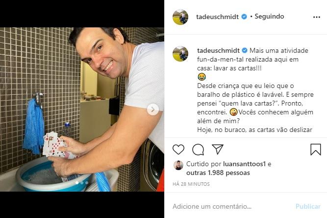 Tadeu Schmidt surge em cliques lavando um baralho de cartas