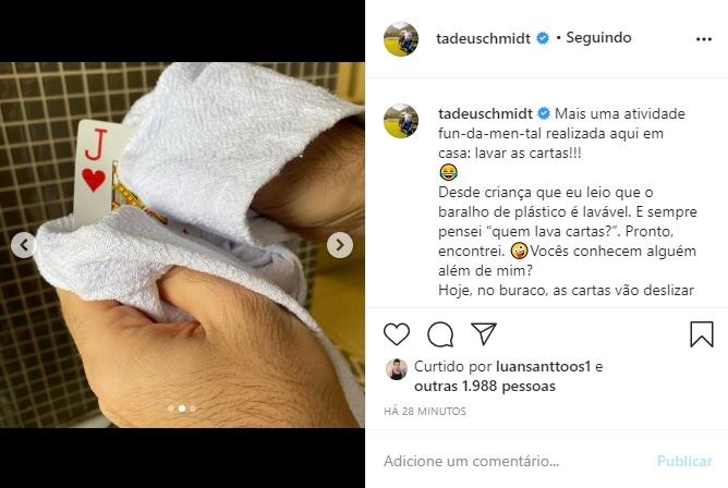 Tadeu Schmidt surge em cliques lavando um baralho de cartas