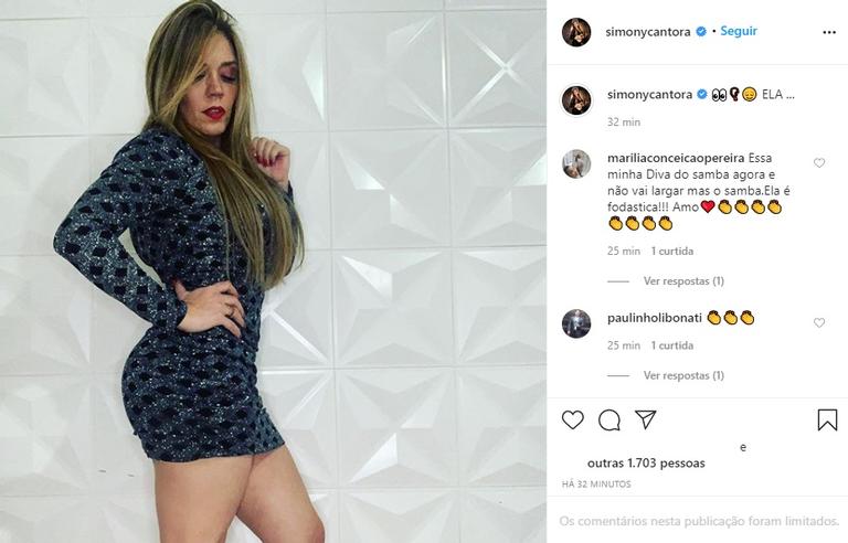 Simony posa com vestido justo e curtíssimo e deixa cinturinha em evidência