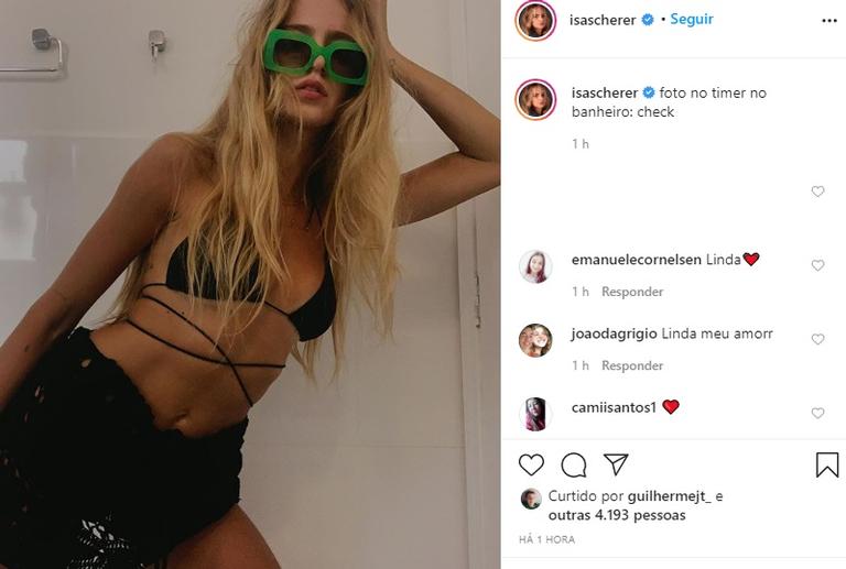 Isabella Scherer arruma jeito para tirar foto sozinha