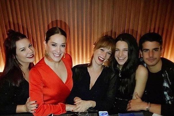 Claudia Raia posa com as amigas e filhos, e lamenta saudade