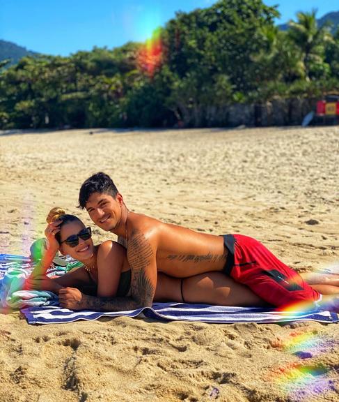 Gabriel Medina abraça a namorada, Yasmin Brunet em lindo registro romântico