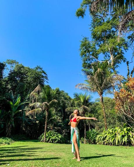 Isis Valverde curte um lindo dia de sol em meio à natureza