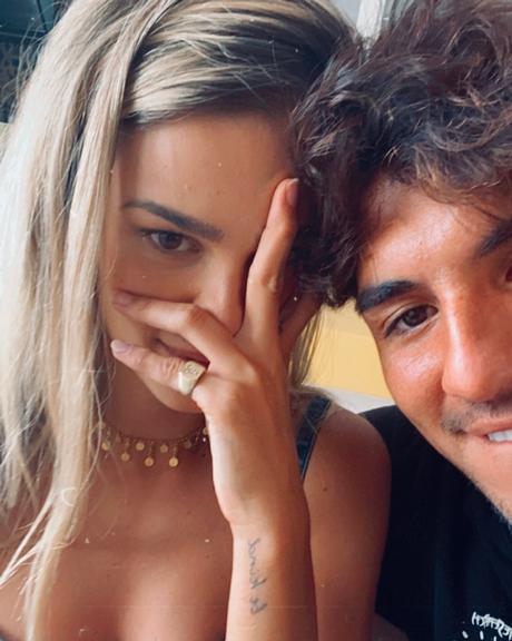 Gabriel Medina surge grudadinho com Yasmin Brunet