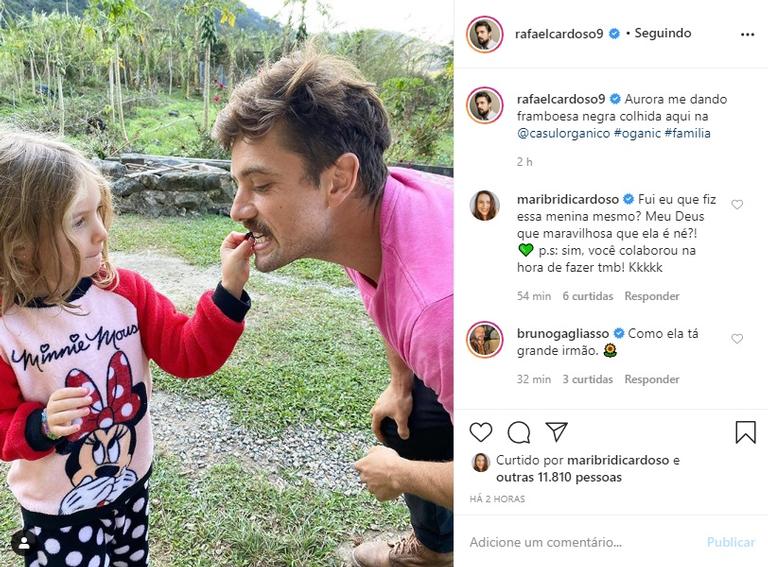  Rafael Cardoso mostra a filha dando fruta em sua boca