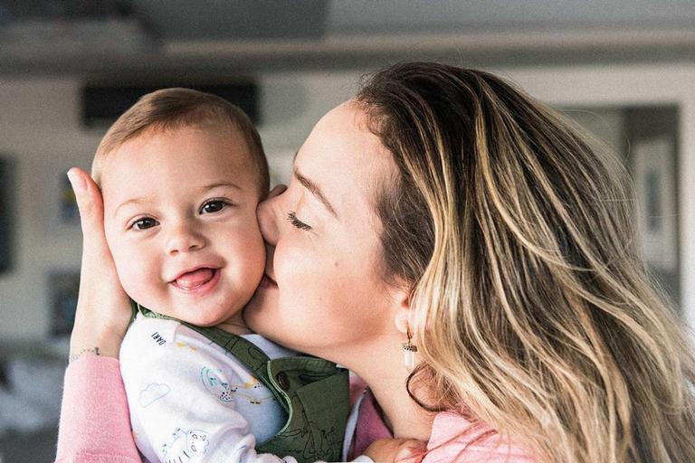 Carol Dantas surge no maior chamego com Valentin ao comemorar seus 10 meses de vida