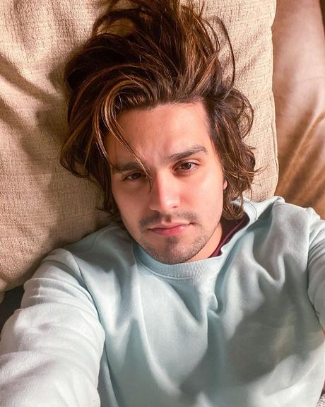 Após dormir a tarde inteira, Luan Santana surge com carinha de sono nas redes 