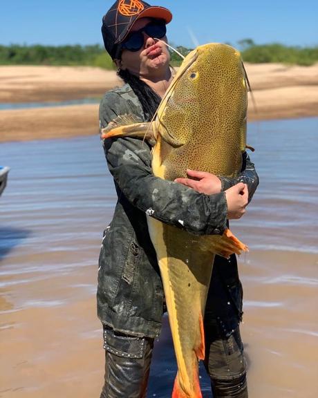 Maraisa surpreende ao posar com peixe enorme durante sessão de pescaria