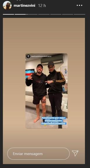 Vinicius Martinez tatua foto com Valentin em sua coxa