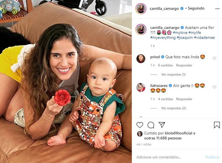 Camilla Camargo encanta ao posar com o filho