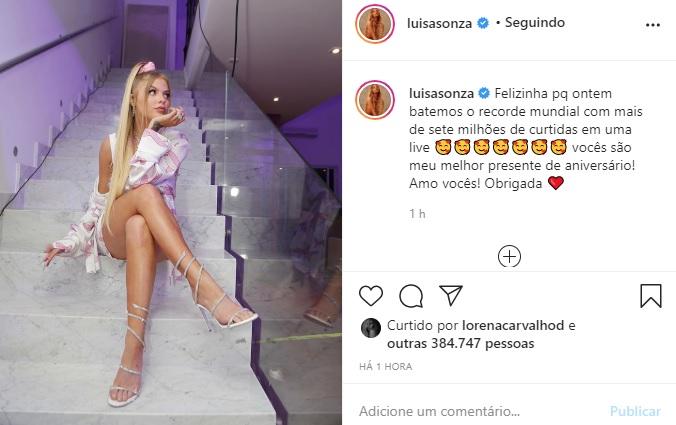 Luísa Sonza arranca elogios ao posar na escada com look rosa