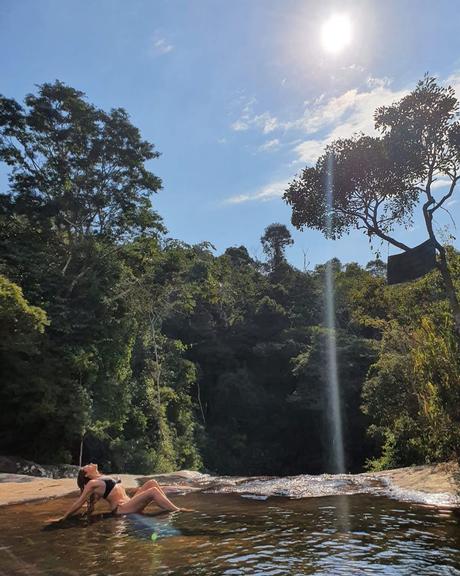 Leticia Spiller surge deslumbrante em meio a natureza 