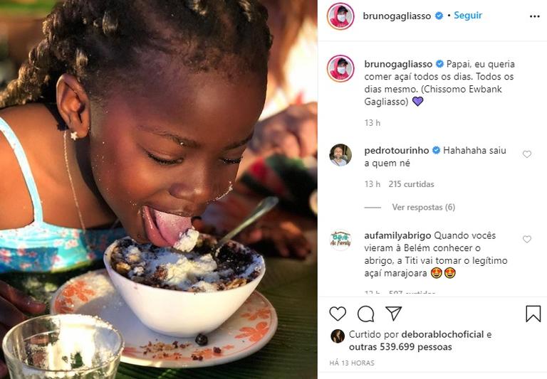 Bruno Gagliasso mostra Titi tomando açaí