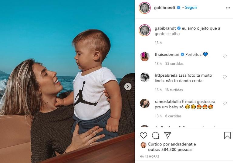 Gabi Brandt surge agarradinha com o filho, Davi