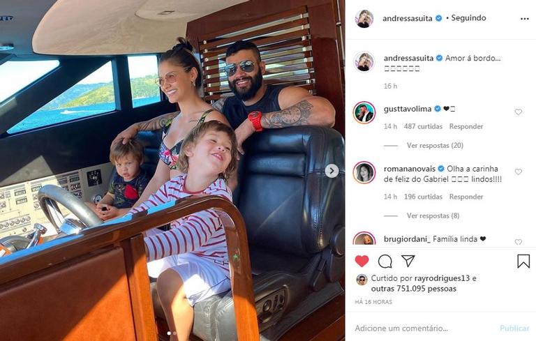  Andressa Suita posa em iate com a família