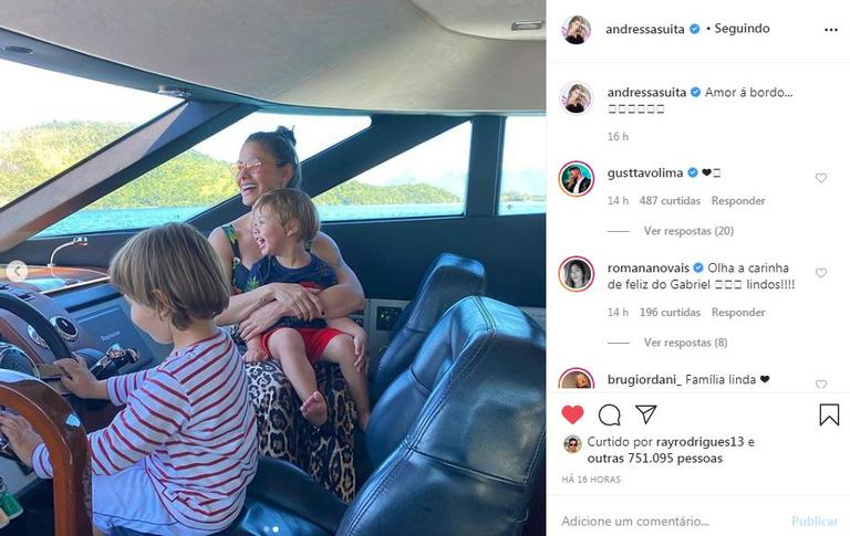  Andressa Suita posa em iate com a família