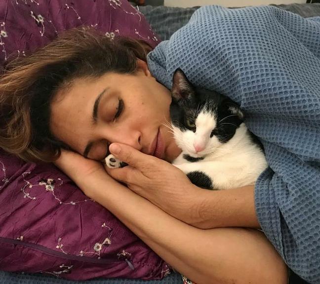 Camila Pitanga encanta ao posar com o seu gatinho