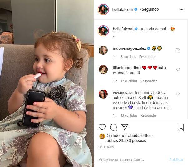 Bella Falconi se encanta ao ver a filha caçula se maquiando