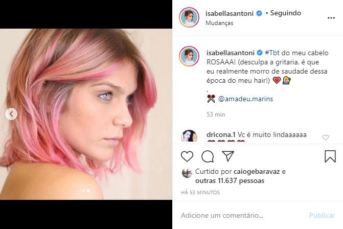 Isabella Santoni surge de cabelo rosa e deixa a web babando