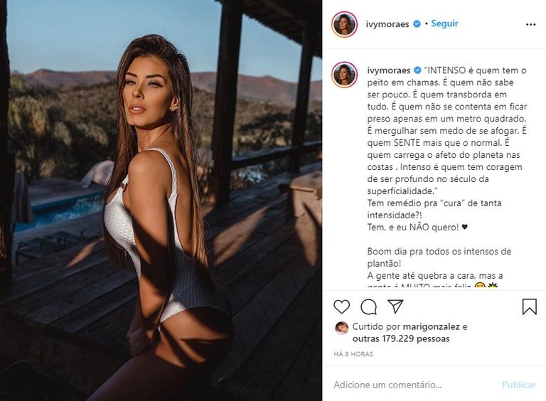 Ivy Moraes surge belíssima com maiô cavado branco